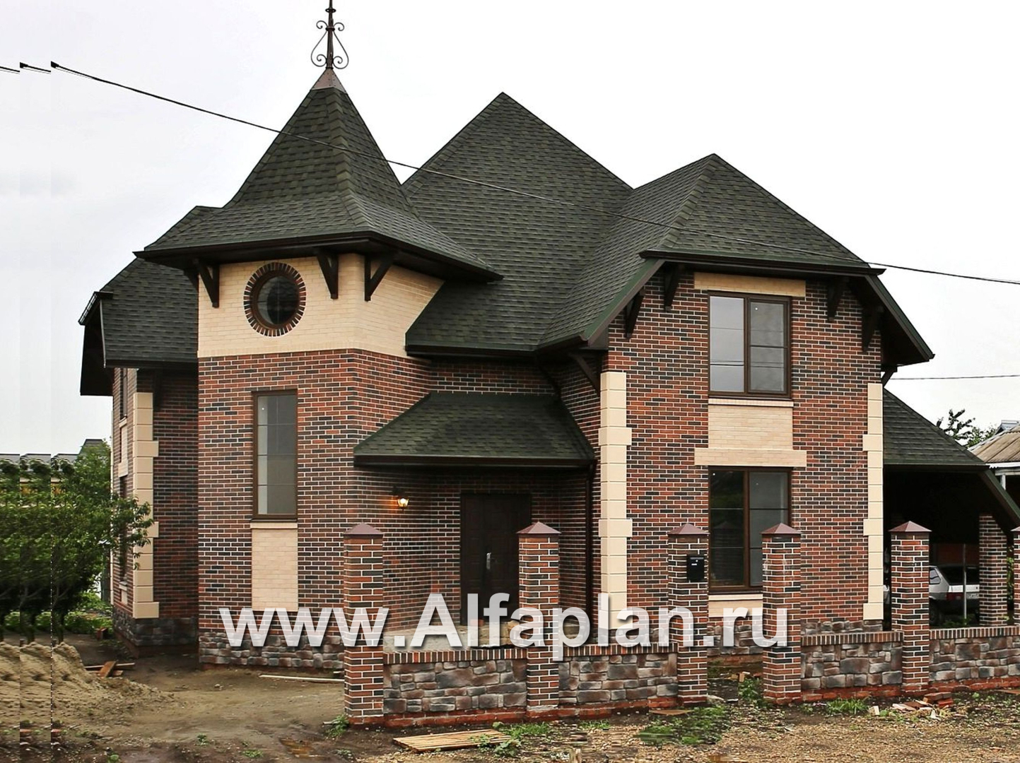 «Аскольд» - проект двухэтажного дома с террасой, планировка дома по диагонали, в стиле замка с башней, для углового участка - основное изображение